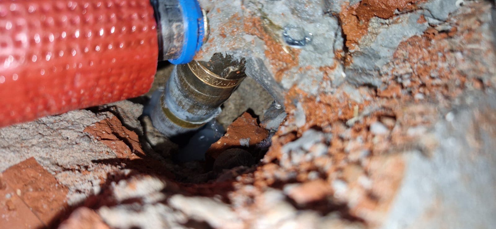 Freigelegte, undichte Wasserleitung im Mauerwerk nach präziser Leckortung